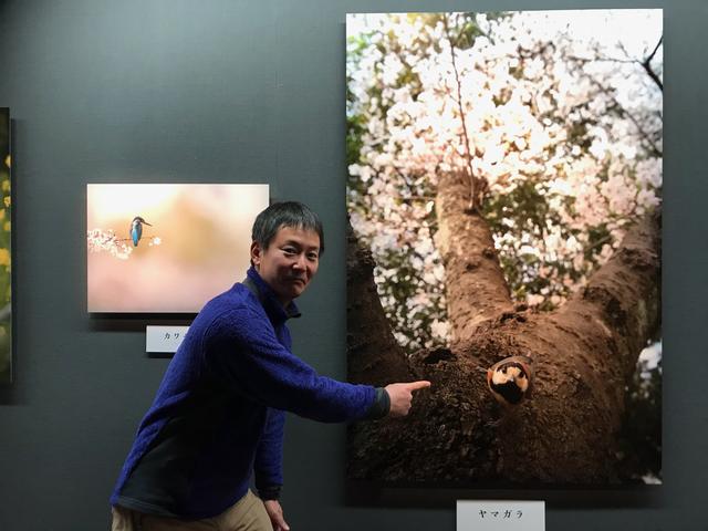 画像: ▲お気に入りの作品を前にする山田芳文さん。 cweb.canon.jp