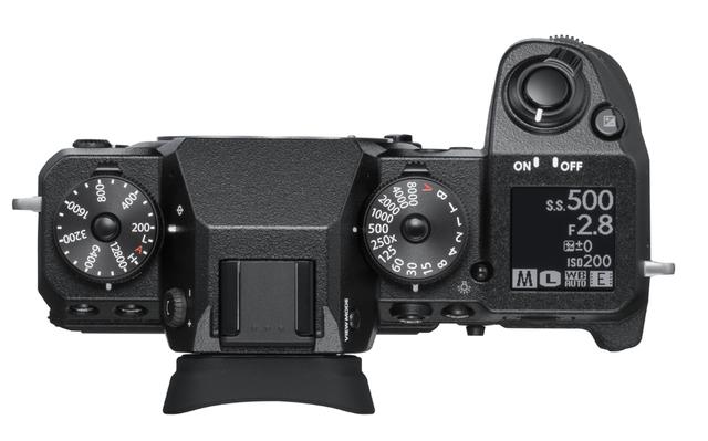 画像: ▲ボディ天面にはXシリーズとして初めてサブ液晶モニター(1.28インチ)を搭載。主要設定に加え、露出補正・ホワイトバランス設定など詳細情報を表示。シャッタースピード、絞り、ISO感度、露出補正を前後ダイヤルのみで操作することも可能となった。チャンスを逃さない繊細なレリーズアクションに対応するフェザータッチシャッターボタンを新たに採用している。 fujifilm-x.com