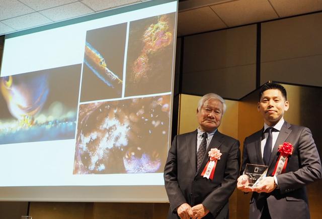 画像: グランプリを獲得した粕谷徹氏(写真右)と写真家の野町和嘉氏(写真左)。