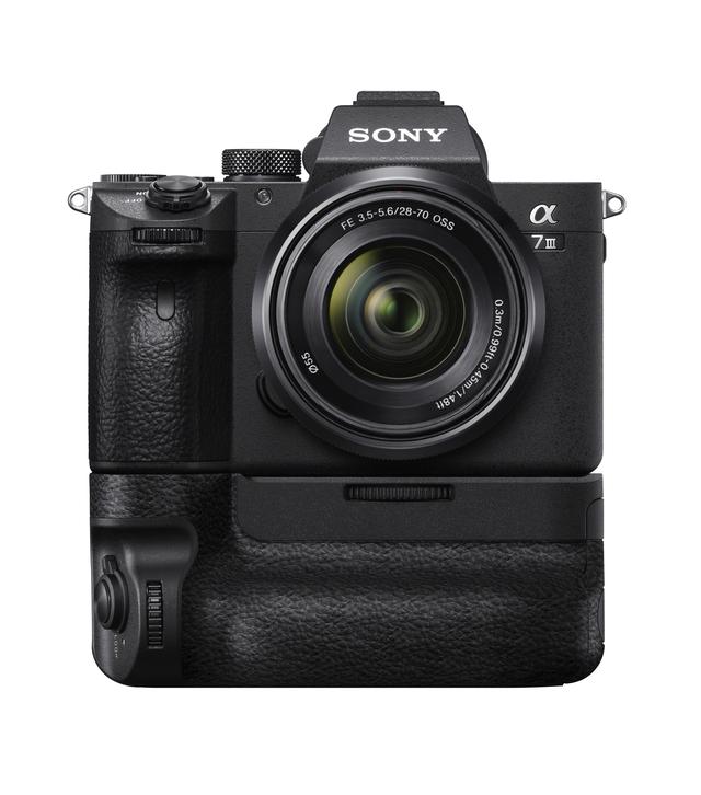 画像: ▲α9、α7R Ⅲと共用の縦位置グリップ「VG-C3EM」(別売で税別3万4250円)を装着した状態。新高容量バッテリー2個の連続使用が可能。カメラ本体のみで撮影した場合と比べて、約2倍の静止画連続撮影が可能となる。カメラ本体経由のUSB充電にも対応していて「VG-C3EM」をカメラ本体に装着したまま充電できるのも便利だ。