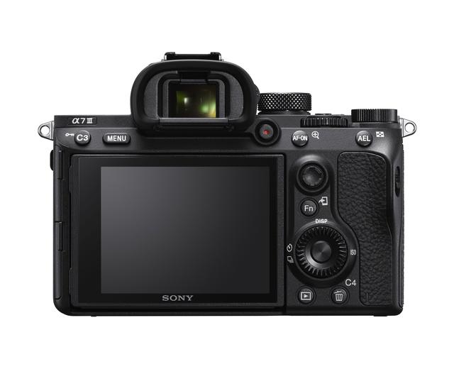画像: ▲背面のボタンなどのレイアウトはα7R Ⅲと同一。コントロールホイールの左にドライブモード表示が記されている。動画ボタンはファインダー右下に配置される。