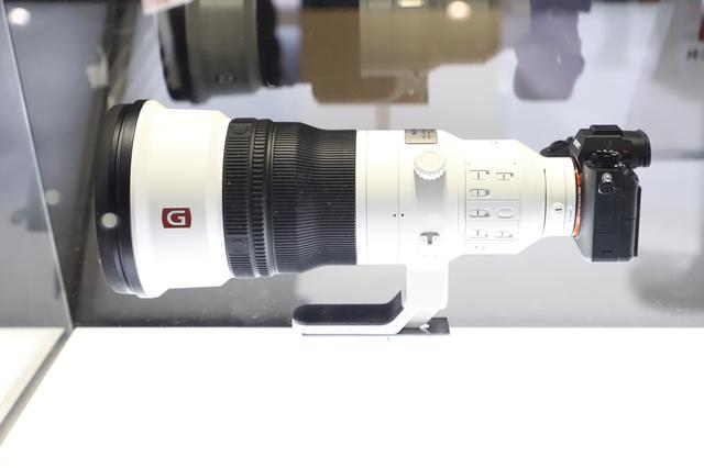 画像: ▲400mmF2.8で手ブレ補正機構も搭載しているが、コンパクトな印象を受ける。