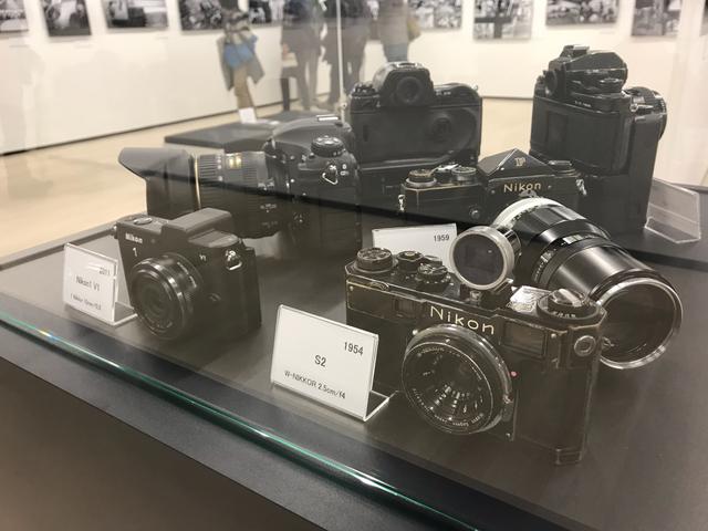 画像: ▲中谷さんの歴代の撮影機材も展示されている。