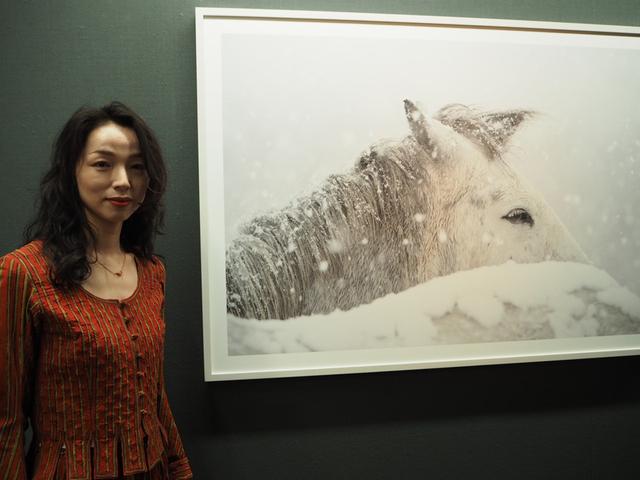 画像: モデルも務めるだけあって、ひときわ目を引く美貌の串田明緒さん。撮影中は相当寒かったのでは?という問いに「撮影に夢中で全然寒くありませんでした」(明緒) cweb.canon.jp