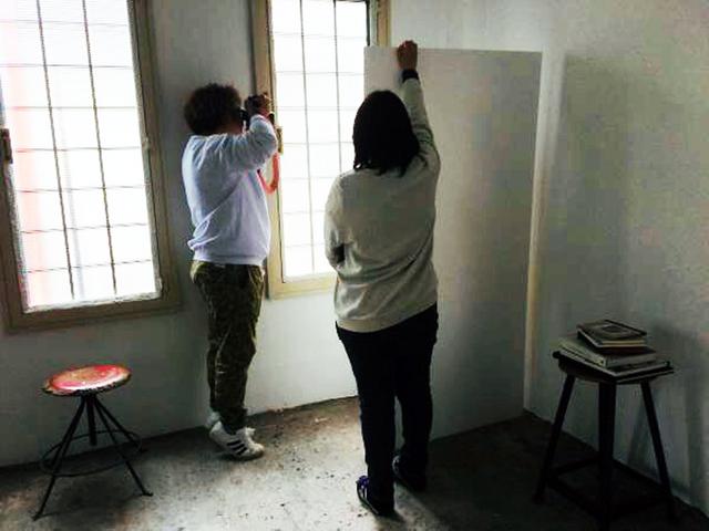 画像2: 某月某日、カメラマン5月号の表紙撮影が行われました。築88年!という建造物内にある都内のハウススタジオで。