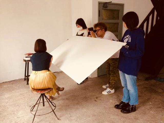 画像1: 某月某日、カメラマン5月号の表紙撮影が行われました。築88年!という建造物内にある都内のハウススタジオで。