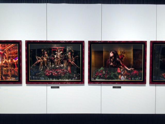 画像: HASEO写真展『RED ~Predators Of The City Ⅸ』。そのコンセプトは“赤より赤い赤がある!”。