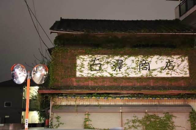 画像: 街灯以上に、クルマのライトが光源として果たす役割が大きい、というか面白いと思います。