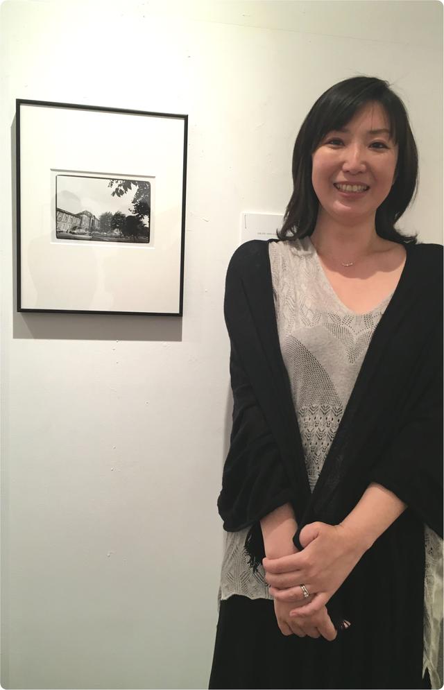 画像: 過度な緊張を要求しない、目にやさしいモノクロプリントが中心。金森氏の学生時代の卒業制作作品(さくらがテーマ)、および時系列の最後に「秘密の小箱」も展示。