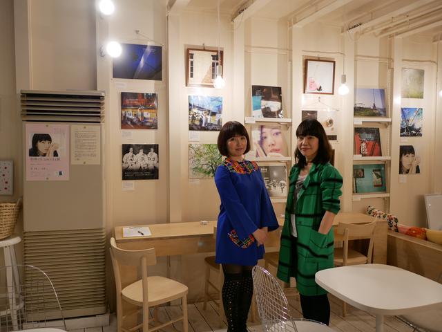 画像: ▲向かって左より早川瑞穂さんと齋藤真理さん。1996年にライブハウスで二人は出会い、音楽、映画、ファッションの趣味が共通することから意気投合。そして後にクリエーターズユニット「ラミュリタ」を結成。