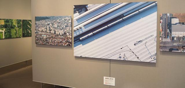画像: 会場には大小約50点の作品が展示されている。「これほど大きなプリントも展示できたなんて、私も驚いていますよ」と吉永氏。