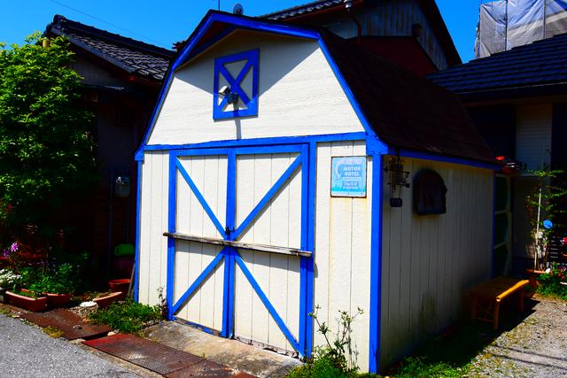 画像: 実物はヨロヨロの小屋なのですが、なんか「お菓子の家」みたいで不気味によくない?
