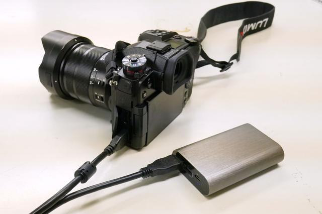 画像: 内蔵バッテリーの消耗後は、容量1万mAhのモバイルバッテリーからのUSB給電に切り替えることで1日中撮影を続けられた。主に写真に写っているG9 PRO同梱の給電用ケーブルを使用したが、手持ちのUSB2.0マイクロBケーブルでも給電できた。