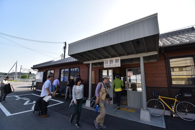 画像: 近江鉄道「日野駅」から貸し切り車両が出発!