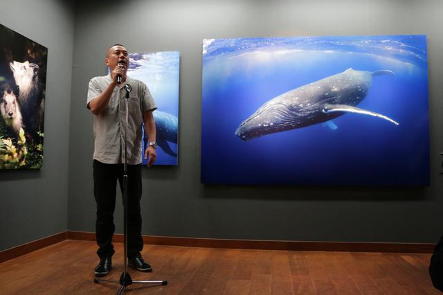 画像: ▲展示作品を前に来場者に挨拶をする前川貴行さん。