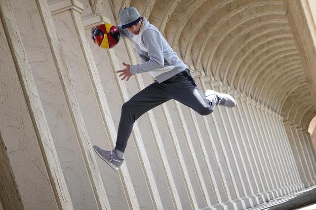 画像: ▲このようなスポーツシーンでも高いAF精度と高速連写性能を実現。(作例はソニー提供) ■35mm判の焦点距離200mm相当で撮影。絞りF4.5 1/400秒 WB:オート ISO400