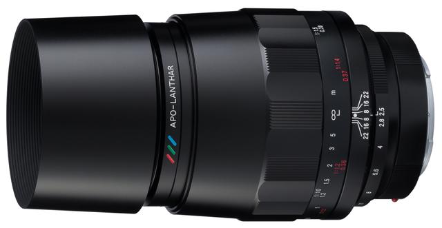 画像: 付属のフードを装着したMACRO APO-LANTHAR 110mm F2.5
