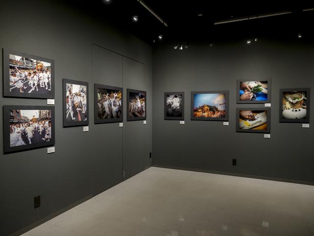 画像: 会場の様子。約50点の作品が展示されている。
