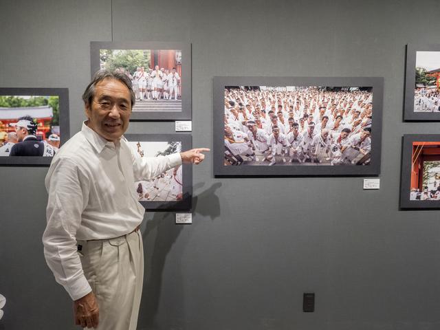 画像: 作品を前に薬師洋行さん。
