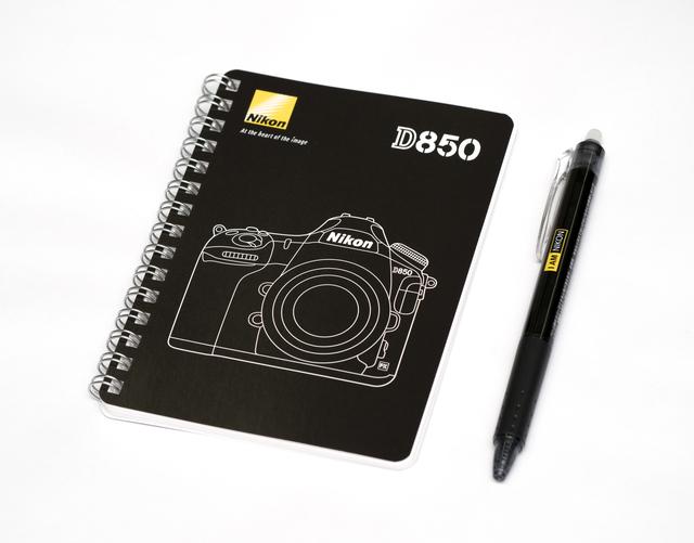 画像: D850リングノートとフリクションペン。リングノートの大きさはA6サイズ(105×148mm)。