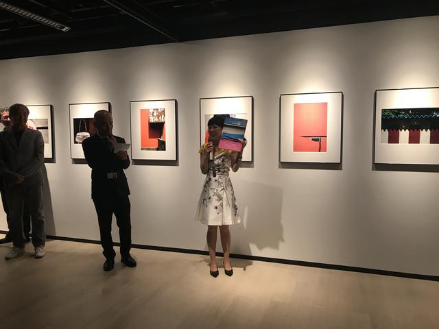 画像: ▲レセプションパーティーにて「写真集も同時発売です!」PRする佐藤さん。