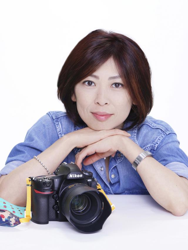 画像: 東京都出身。東京工芸大学短期大学部 写真技術科卒業。株式会社資生堂 宣伝部入社。退社後フリーランスに。写真家として都内中心に個展・グループ展を開催。企画からイベント、講座やセミナーなどへも活動。主に化粧品などの広告写真を撮り続けてきたことが基本となり、作品にも「美」のある写真を作り続けている。また内面からの美しさも追求しており、太極拳のインストラクターの資格も取得。写真集に「HOPSCOTCHINGS」、「知のフラグメンツ」。公益社団法人 日本広告写真家協会(APA)正会員。公益社団法人 日本写真家協会(JPS)会員。ニッコールクラブ顧問