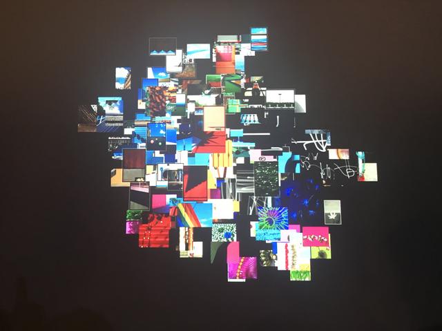 画像: ▲写真展会場ではプリントだけでなく、映像による展示も行われていた。