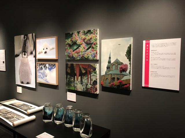 画像: ▲「見せ方の工夫」コーナーでは、絵画のような額装、巻物のようなプリント(左下)、瓶の中に写真を入れる展示方法などが紹介されている。