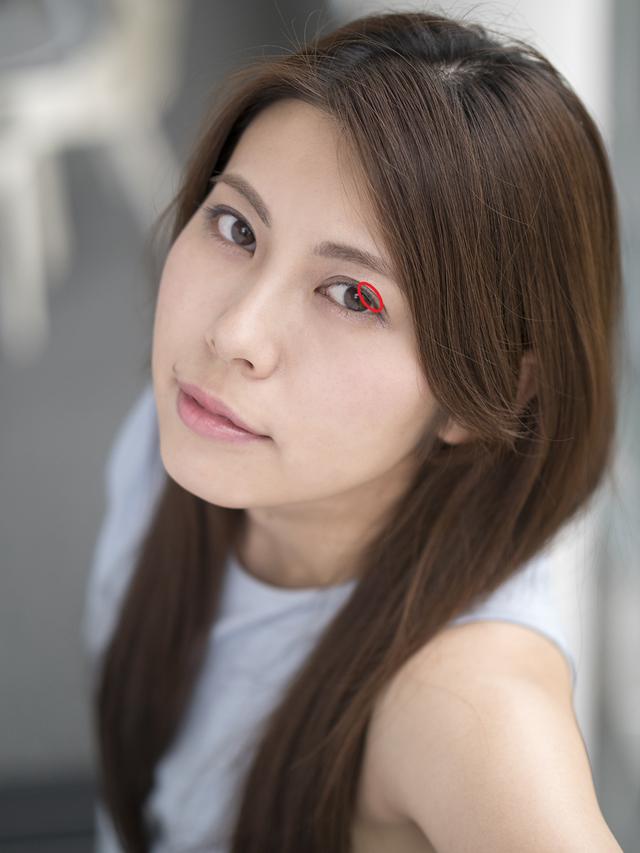 画像: 赤い丸で囲んだカメラに近いほうのモデルの左目の、上まつ毛の根元にピントを合わせています