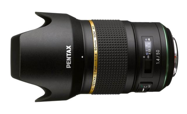 画像: フードを装着したHD PENTAX-D FA★50mmF1.4 SDM AW