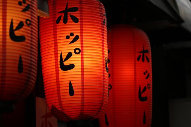 画像: F2.8 1/320秒 ISO100 なんかすっげーイイ色。絵柄は別にして…。ちなみによく行く船橋のホッピーセットは450円で中は150円。かなり濃いので外で中3杯は楽勝&酩酊できます。