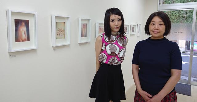 画像: 「人数が多い作品もありますが、みなさん協力的で撮影はそれほどたいへんではありませんでしたよ」と七菜乃さん(写真左)。右の方は神保町画廊の佐伯さん。●開廊時間:13~19時 (月曜、火曜休廊) www.diamondblog.jp