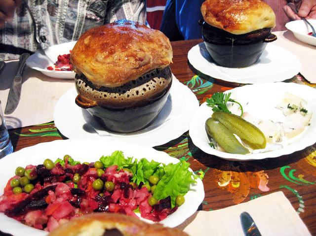 画像: ロシア料理に舌鼓。他にジョージア料理など日本ではお目にかかれない料理も。