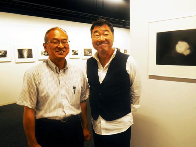 画像: 左が作者の平林さん。右は写真家・山岸 伸氏。