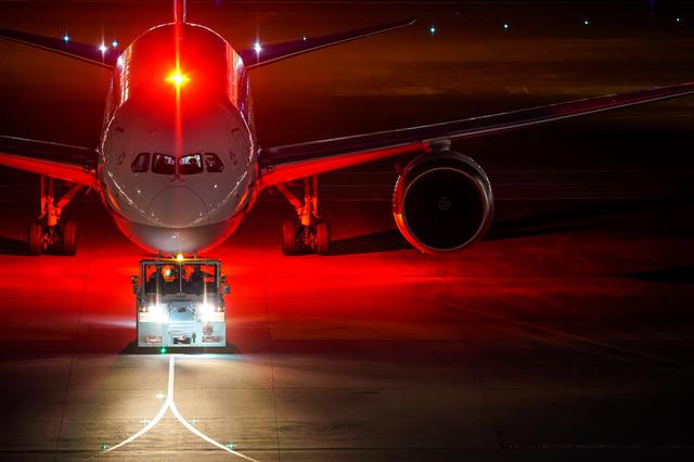 画像: ■絞りF2.8 1/8秒 ISO800 アンチコリジョンライトがEVA弐号機みたい…。いえ、黙ります。