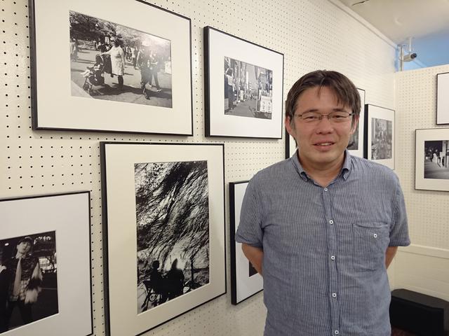 画像: 「今回は3人の作品をバラバラにして展示しています。オモシロイでしょ?」とギャラリーの運営者でもある中藤毅彦氏。ハイコントラストでブレ・アレ・ボケを駆使した、トガった感じのモノクロが特徴の中藤作品は、どこにあろうが一目瞭然なのだが、ほかの2人と合わさるとまた違った味わいが出る。 www.niepce-tokyo.net