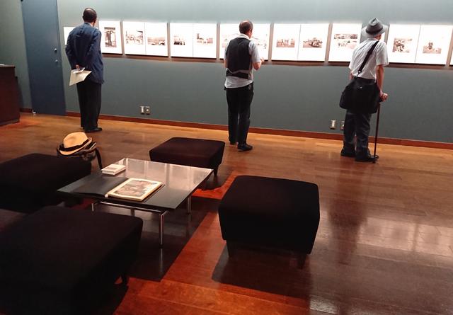 画像: 戦前、戦中、戦後とアスリートとして、人間として日常を記録した貴重な写真が展示されている。