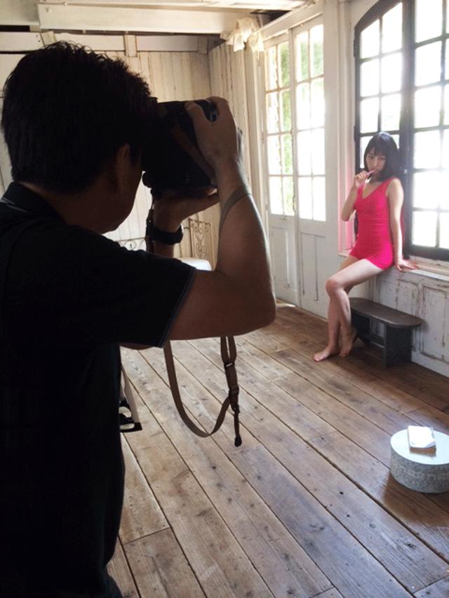 画像: モデルに歯磨きをさせ“家でくつろぐ感”を出さんとする写真家A氏。