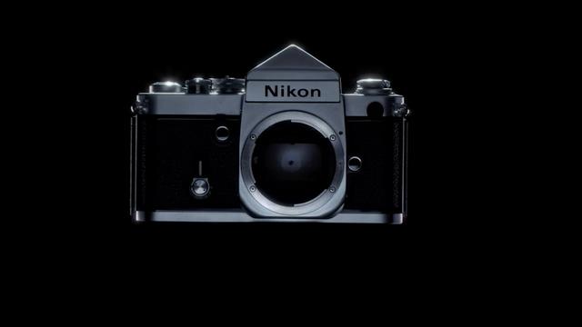 画像: 動画のはじまりにニコンFが登場し、マウント部が迫り次のボディへと変わっていく。