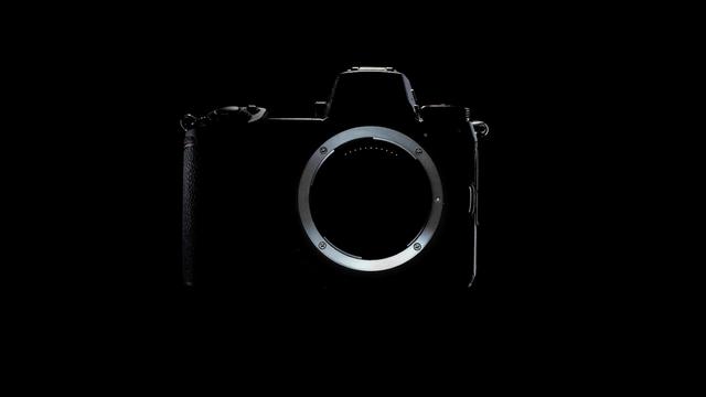 画像: ここで動画は終わるが、マウント形状はよく分かる。マウント形状は従来のFマウントとは違うようで、Fマウントの3本爪から4本爪になっているようだ。
