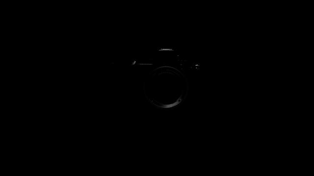 画像: 動画の最後に新ミラーレス機と思われるカメラが現れる。