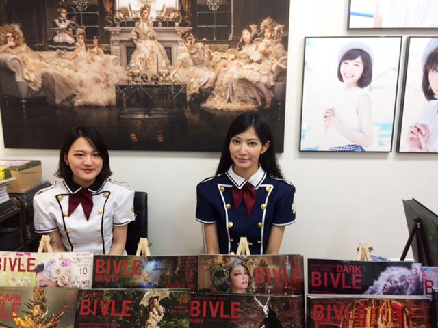 画像: 右はHASEO氏のアシスタント&カメラマンの吉川みなさん。1Fでは写真集を始め、物販もしています。