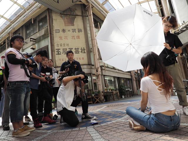 画像1: 「街のあちらこちらに残る昭和の光と影を、いかにモデルに馴染ませるか!」 (ハヤシアキヒロ)