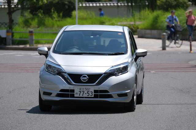 画像: ▲50km/hで疾走する車をX-T3で撮影。そのAF精度、歩留まりの良さは前モデルより格段に向上している。