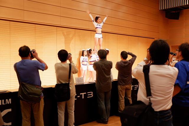 画像: X-T3の体験コーナー。X-T3を使いたいという気持ちと、チアを撮影したいという気持ちの両方で人がたくさん!