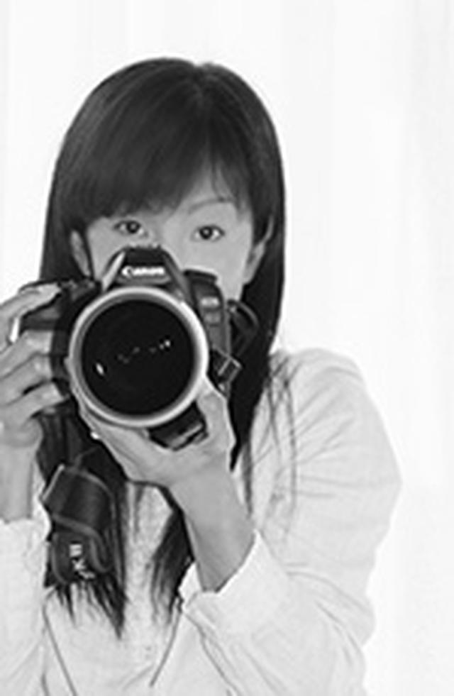 画像: 2009年 写真活動を開始。 花と雫をテーマにマクロを主とし、真言宗の尼僧として学んだ精神世界を表現できればと創作活動を開始。 「雫にはひとつひとつに魂が宿り、その雫の一粒一粒に未来が映り込み導いてくれる」その言葉をいつも胸に「雫」を撮っております。