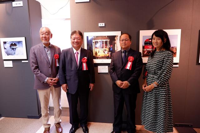 画像: 大賞を受賞した和田さんを囲んで。左から、広田氏、タムロン鯵坂社長、和田氏、矢野氏。