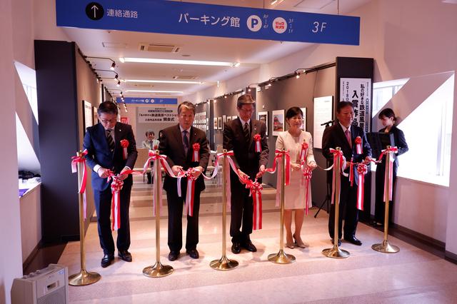 画像: オープニングセレモニーでのテープカット。左から「そごう大宮店指田販売部長」「「さいたま商工会議所安藤副会頭」「さいたま市文化部部長大西氏」「さいたま市教育委員会細田教育長」「(株)タムロン鯵坂社長」