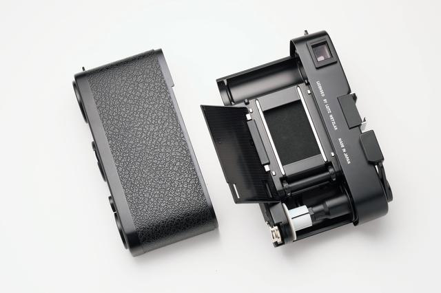 画像: フィルム交換は裏蓋を外して行う