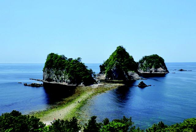 画像: 堂ヶ島のトンボロ 普段は海だが、干潮時には島までの道が出現し歩いて渡ることができる。